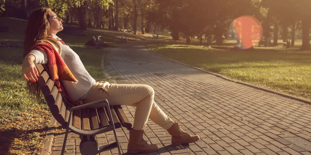 calme une femme assise sur un banc soleil