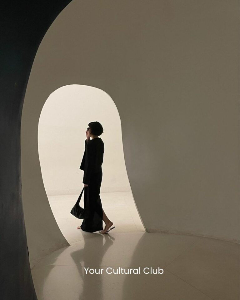 Femme dans un musée