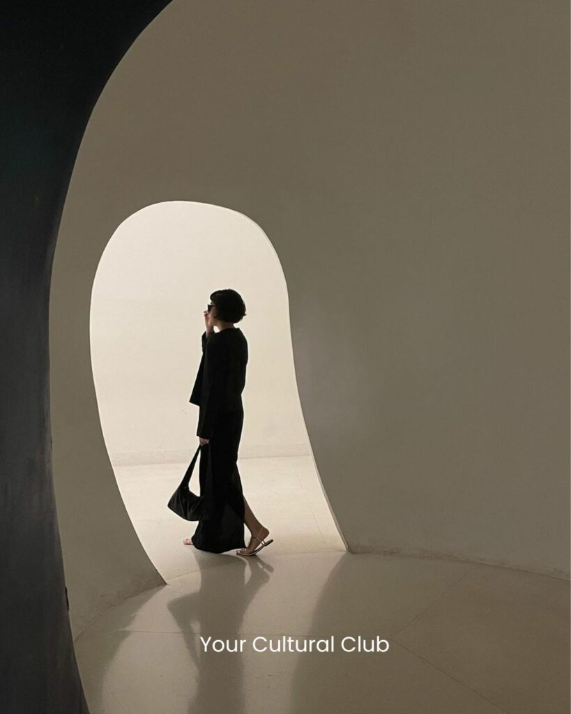 Femme dans un musée