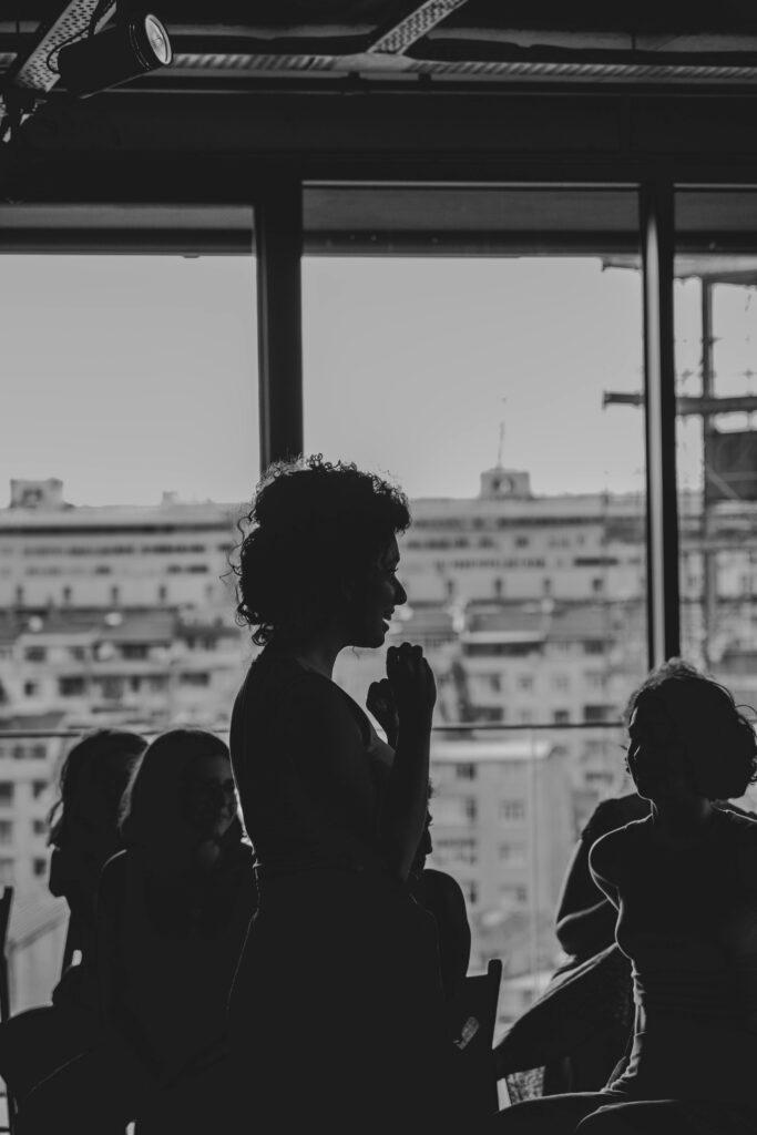 Ce qui aide à franchir le pas pour vivre des expériences culturelles partagées Une personne rejoint un groupe